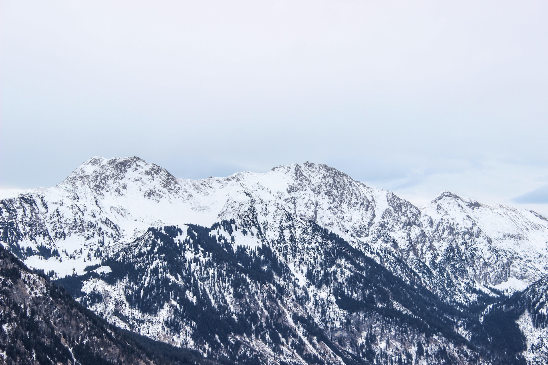 Темно синие вершины гор 1 изрытые. Горные хребты (Альпы, Кавказ). Снежные горы. Гора белая. Снежные Альпы.