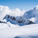 Najpiękniejsze szczyty Alp francuskich, które zachwycają panoramami. Poznaj szlaki turystyczne które warto odwiedzić podczas podróży w Alpy.